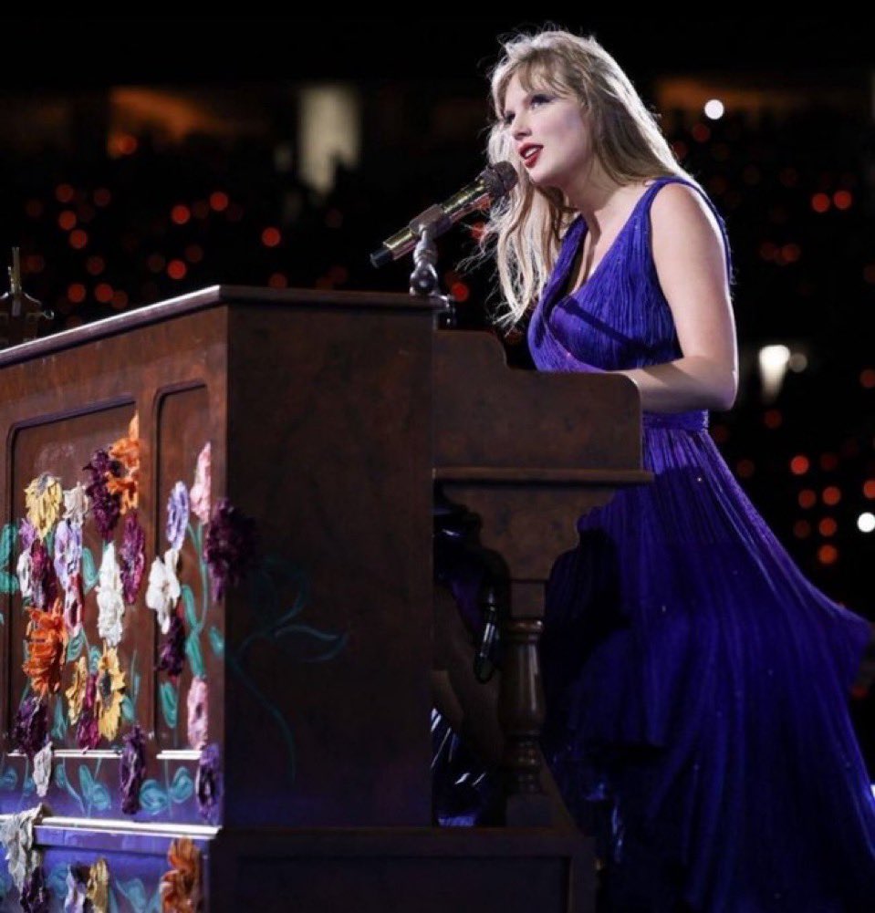 🥲| Taylor singing a different lyric in “Long Live” for the final surprise performance of the Eras Tour:

“It was the end of an era, but the start of an age”