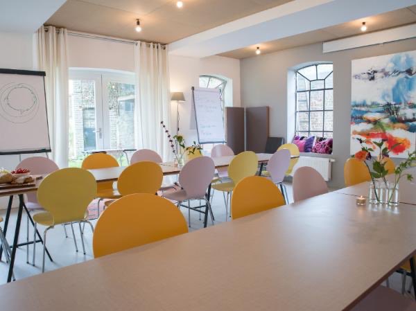 Nieuwe partnerlocatie op MeetingReview: Buitenhuis Buren.

In het sfeervolle, karakteristieke pand kun je inspirerende ontmoetingen hosten, of het nu gaat om een kleine brainstormsessie of een grotere training. 

meetingreview.com/buitenhuis-bur…

#vergaderlocatie #vergaderen #utrecht