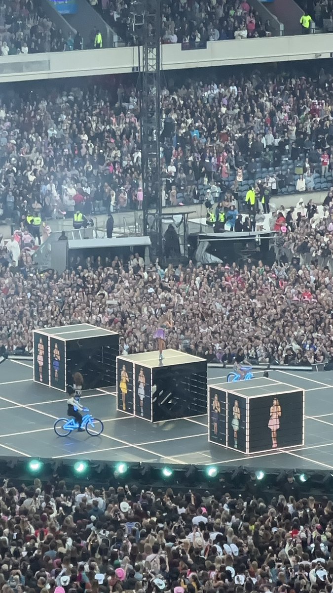 lucy is seeing her wife ˙ᵕ˙ tweet media