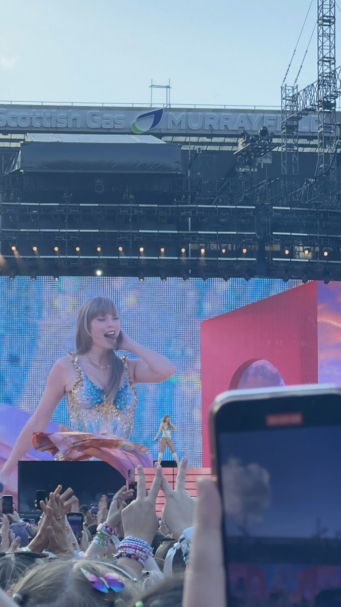 lucy is seeing her wife ˙ᵕ˙ tweet media