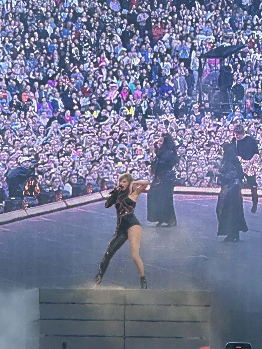 lucy is seeing her wife ˙ᵕ˙ tweet media