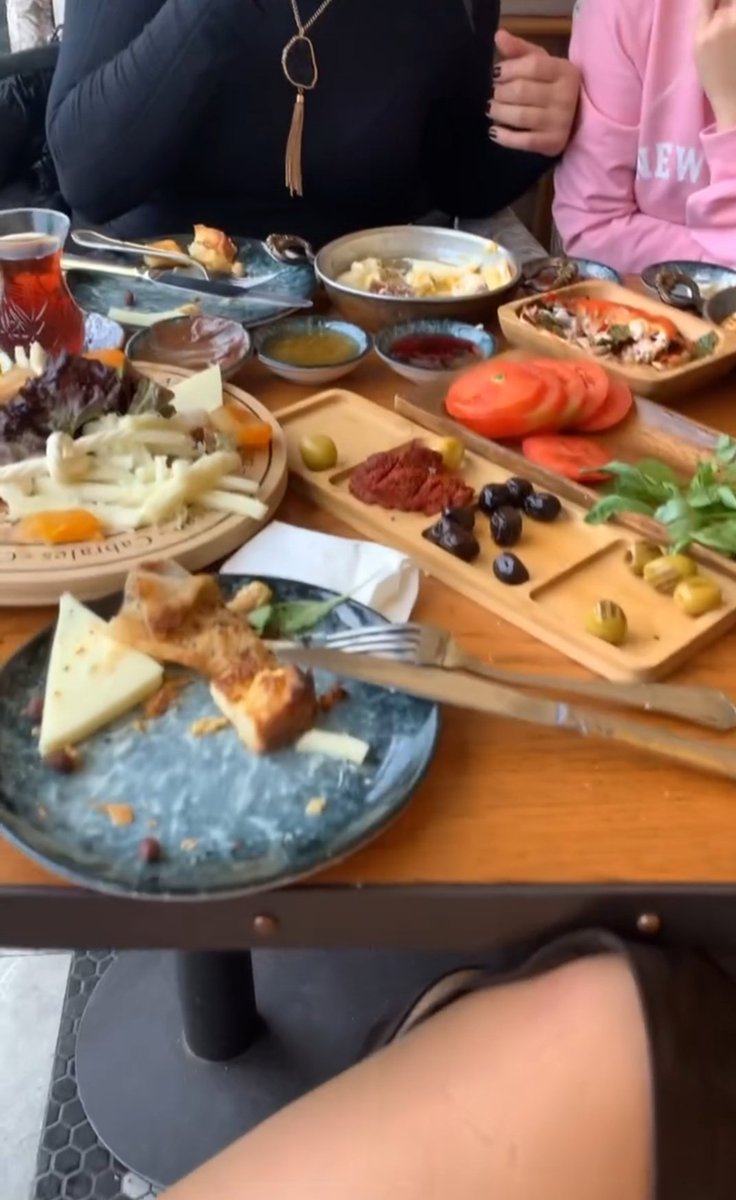 kahvaltı vakti kızlarla