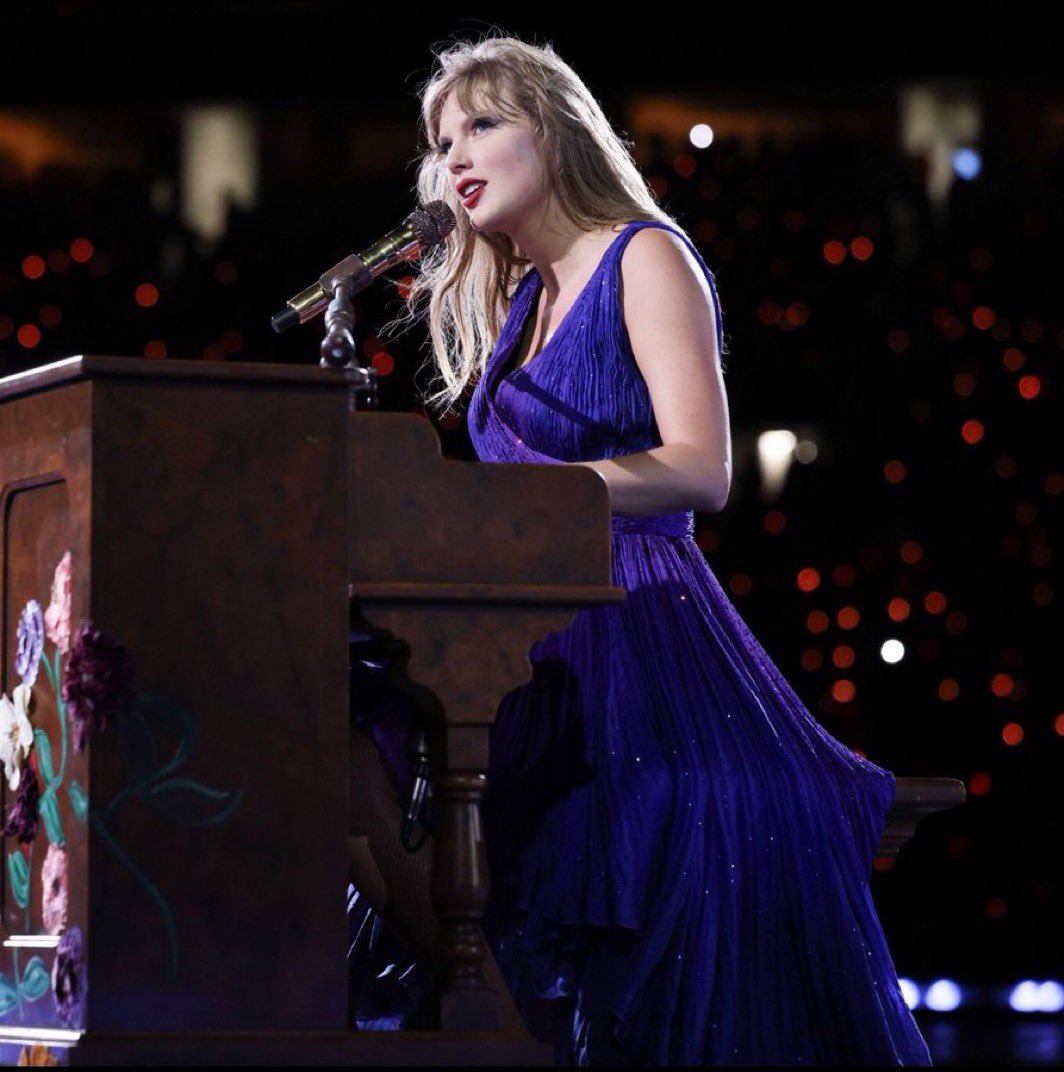 updateswiftbr's tweet photo. 🚨 O segundo mashup surpresa é “Long Live”, “New Year’s Day” &amp; “The Manuscript”. #VancouverTSTheErasTour https://t.co/d7Io3WAxmV
