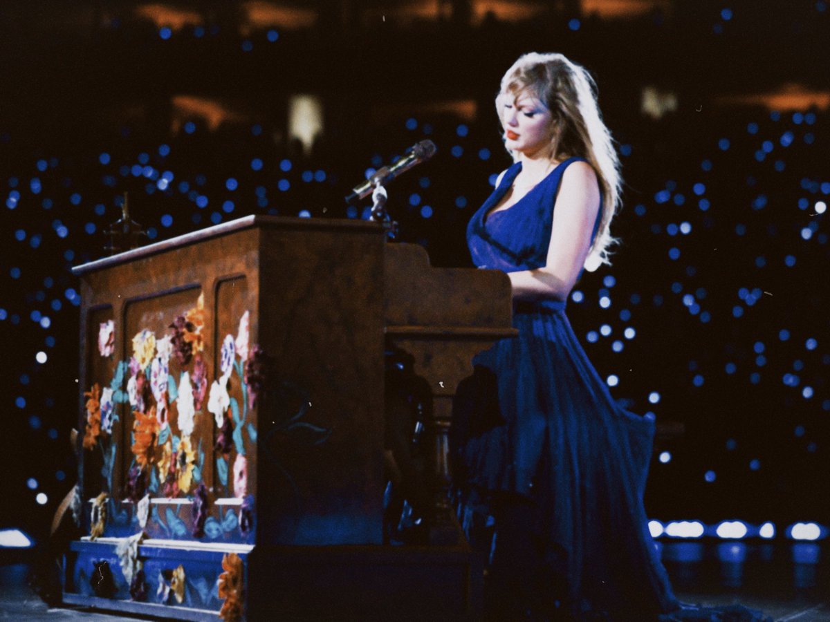 taylorswiftes_'s tweet photo. En su N3 en Vancouver y el fin de gira, Taylor Swift ha cantado por sorpresa como parte de su set acústico las canciones:

— A Place In This World x New Romantics 
— Long Live x New Year's Day x The Manuscript

#TSTheErasTour #VancouverTSTheErasTour https://t.co/8LJkeGQl3c