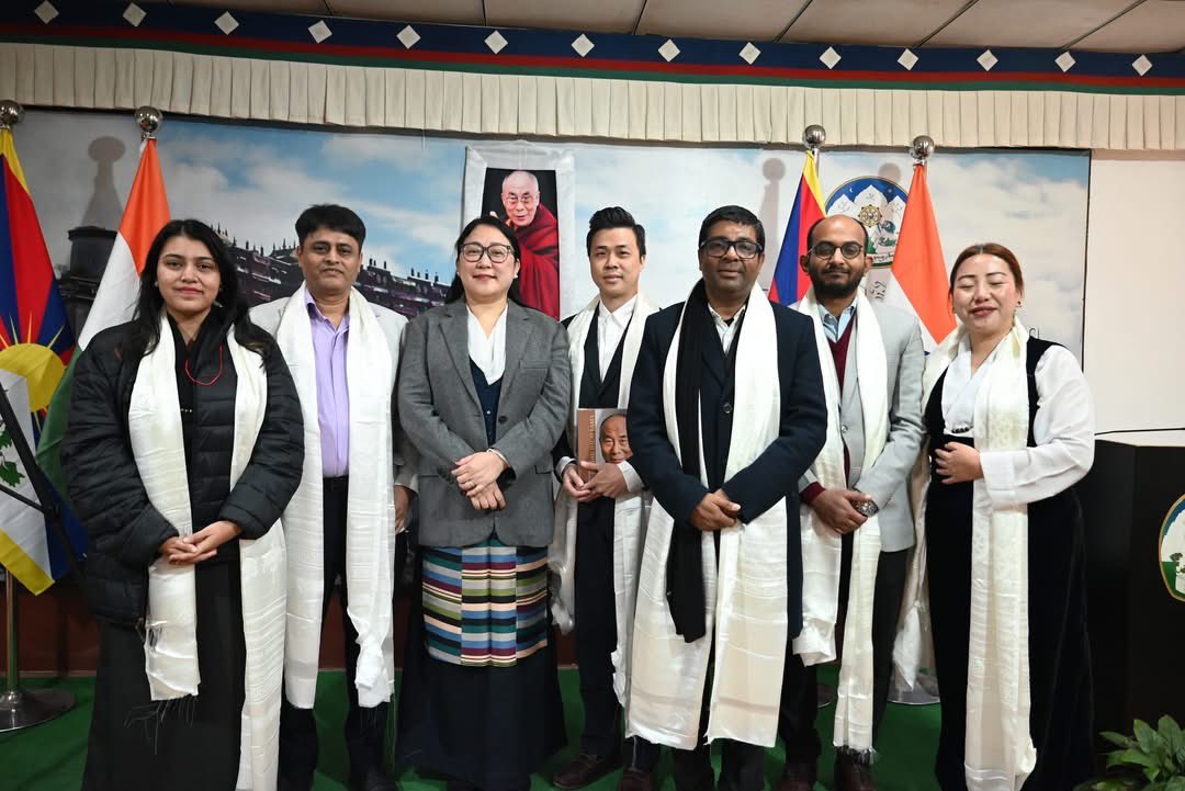 TibetPeople's tweet photo. Tibetan Foreign Minister #DIIR Mrs Kalon #NorzinDolma interacted with a senior media Journalist: Pradeep Thakur, Editor, Governance at The Times of India; Narendra Nath Mishra, Political Editor and National Bureau Chief at Navbharat Times; Keshav Padmanabhan, principal correspondent at The Print; Chin Wei Lee, correspondent for The Central News Agency (CNA), Taiwan; Saman Husain, correspondent at Indian Express.
The delegation is coordinated by Tashi Dekyi, the coordinator of the India-Tibet Coordination Office.