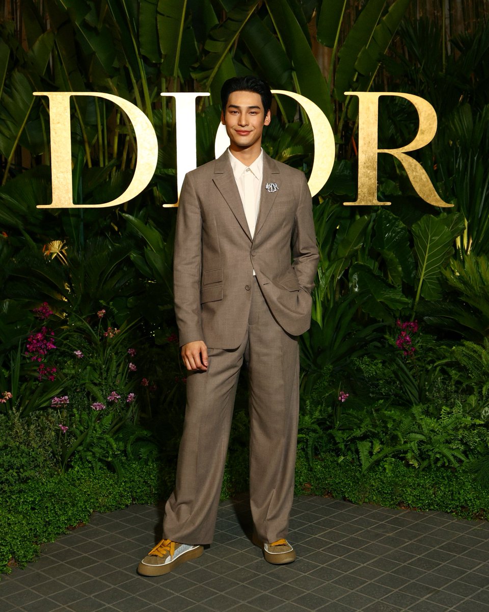 ส่งโมเมนต์หล่อต่อเนื่องของ #มายภาคภูมิ และ #อาโปณัฐวิญญ์ สองหนุ่ม Dior House Ambassador ประจำประเทศไทย ในงานเปิดตัว #DiorGoldHouse ที่จัดขึ้นเมื่อวันที่ 6 ธ.ค. ทีผ่านมาตั้งอยู่ใจกลางกรุงย่านเพลินจิต💚 

#DIOREventinBKKxMileApo 
#MilePhakphum #ApoNattawin #Dior
#MintNews