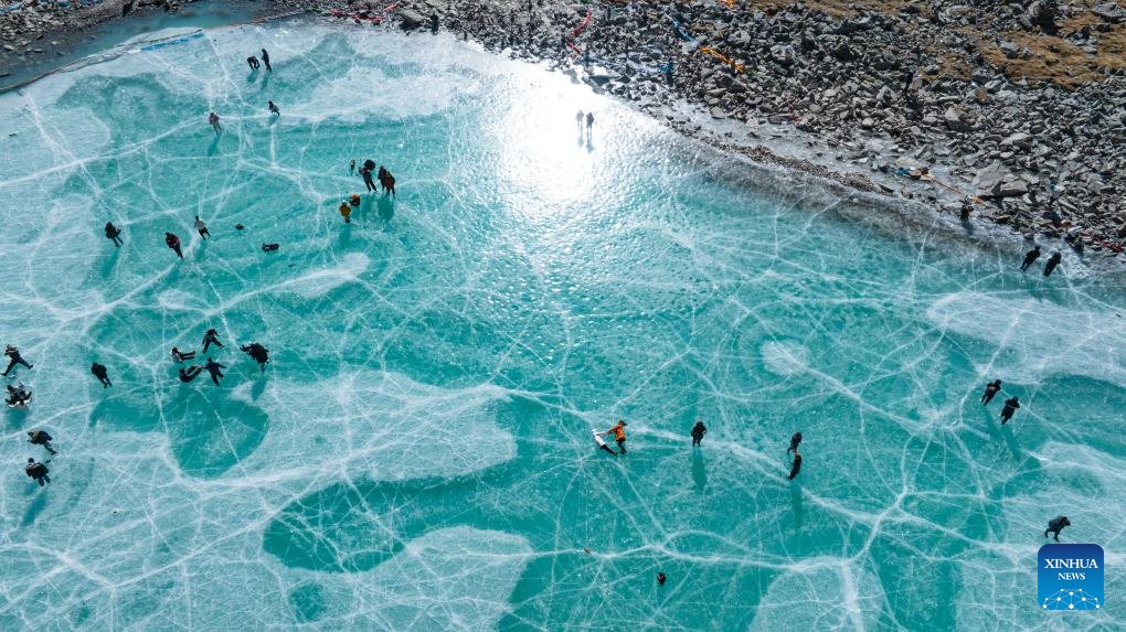 VoiceofPD's tweet image. Tourists have fun on icy lake in Lhasa, China's Xizang
#Xizang #icelake
More pics: en.people.cn/n3/2024/1209/c…