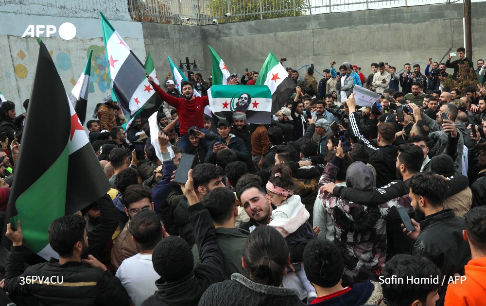 AFPar's tweet photo. احتفل عشرات السوريين الأحد في شوارع #أربيل، عاصمة إقليم كردستان بشمال العراق، بسقوط حكم الرئيس السوري، بعد إعلان فصائل معارضة إسقاط #بشار_الأسد، معتبرين أن "سوريا انتصرت".

https://t.co/FxWZA5iaU5 #فرانس_برس

✍️ @ShvanHarki 
📸 @safinphoto https://t.co/0P2fRyDjX5