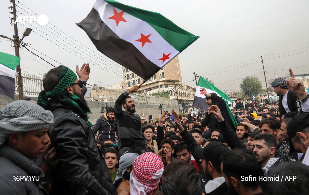AFPar's tweet photo. احتفل عشرات السوريين الأحد في شوارع #أربيل، عاصمة إقليم كردستان بشمال العراق، بسقوط حكم الرئيس السوري، بعد إعلان فصائل معارضة إسقاط #بشار_الأسد، معتبرين أن "سوريا انتصرت".

https://t.co/FxWZA5iaU5 #فرانس_برس

✍️ @ShvanHarki 
📸 @safinphoto https://t.co/0P2fRyDjX5