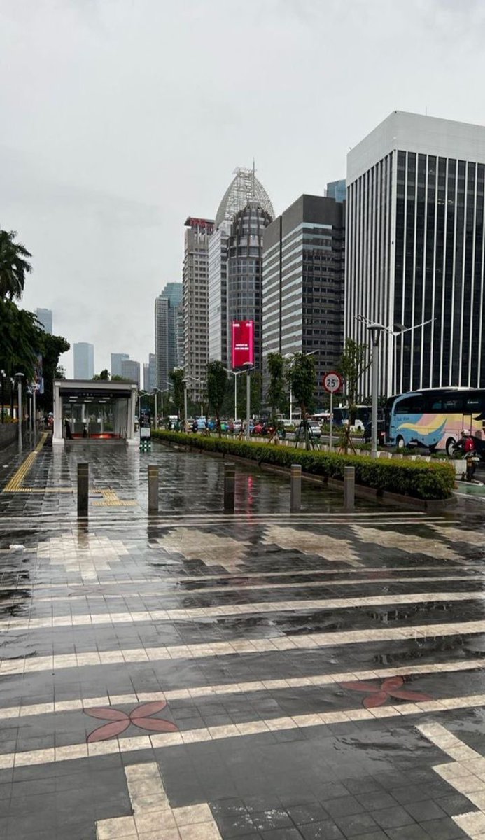 kisahjenggala's tweet photo. ㅤ

Sejak pagi cuaca Jakarta sudah mendung, ternyata hujannya awet sampai sekarang. 

Tapi apakah itu menghalangi saya untuk minum es kopi? Tentu tidak.

Sengaja jalan kaki ke minimarket untuk beli kopi ukuran besar. Supaya dinginnya terasa sampai ke tulang. 

ㅤ https://t.co/vXbhgeq5qy
