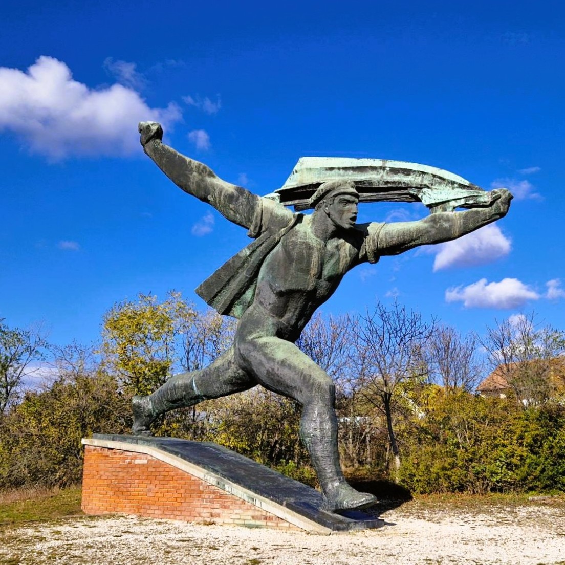 Si chiama Memento Park e si trova appena fuori #Budapest. È un luogo fatto più di storia che di nostalgia. Ve lo racconto oggi sul blog. emotionrit.it/2024/12/budape…