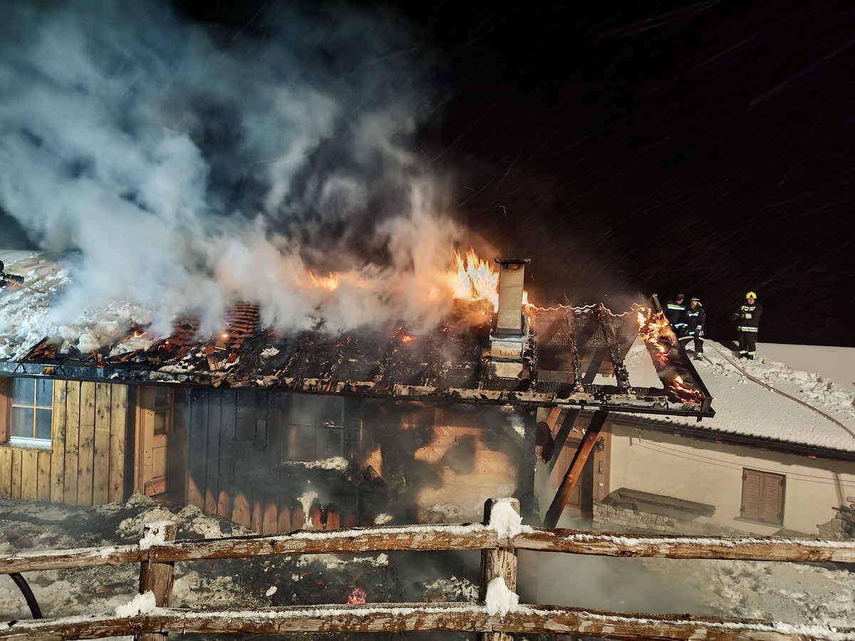 LFVSuedtirol's tweet photo. #Infointervento: VVF Colle Isarco - 08.12.24 - 19:08 - Incendio impegnativo sulla malga Zirog al Brennero. Nonostante le condizioni difficili date dalla posizione e dalla neve presente i VVF sono riusciti a circoscrivere e spegnere l'incendio. https://t.co/WDWdbvXjh7