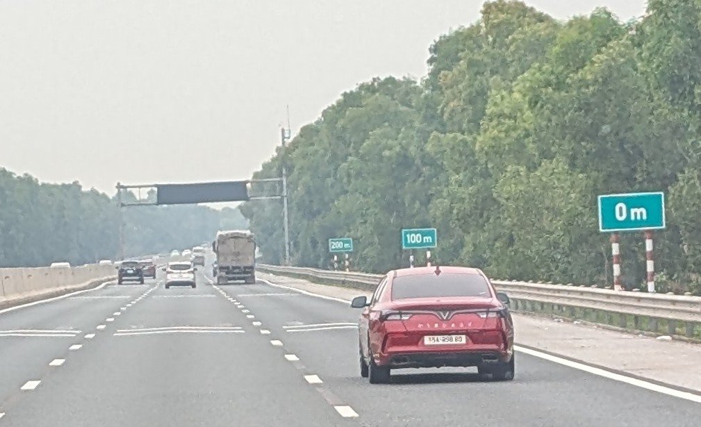 Quite liked this set up of driver education in Vietnam. Mention safe stopping distance as per speed limit and give you a sense of what does that mean and how far should you stay behind the vehicle in front.