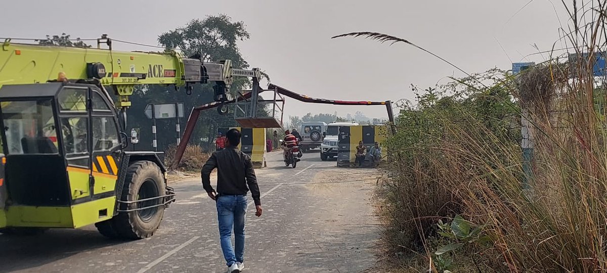 kaviVinod92's tweet photo. पूर्वांचल एक्सप्रेस का सर्विस रोड़ @upeidaofficial का यहीं मानक हैं कि सर्विस रोड़ पर बोलडर रख कर आवागमन को बाधित कर दिया जाए, सुल्तानपुर जिले के रामनाथपुर में स्कूली बच्चों के बाहनों किसानों के ट्रैक्टरों को आने में असुविधा हो रहीं हैं मुख्यमंत्री @myogiadityanath जी ध्यान दें। https://t.co/YY6HgdE68P