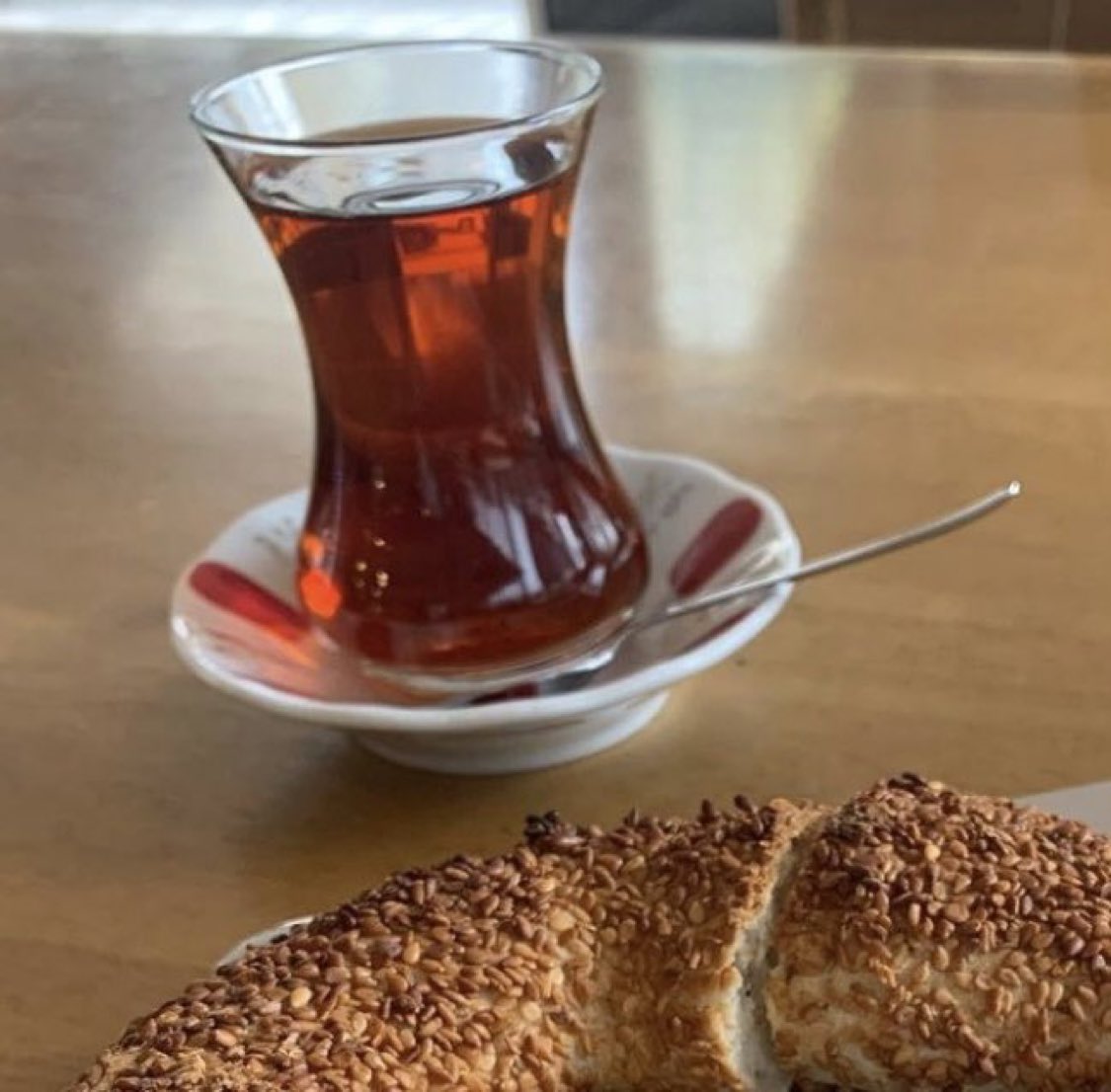 DrGunerSonmez's tweet photo. Siyah çayın sağlığımıza ne faydaları var? Çayseverler buyursun:

☕️Polifenoller dediğimiz antioksidan maddeler içerir. Bunlar hücreler için zararlı olan serbest radikallerin uzaklaşmasını sağlar. Hücre hasarını ve inflamasyonu azaltır. Kronik hastalık riskinin düşmesini sağlar. https://t.co/YIc8GswQpP