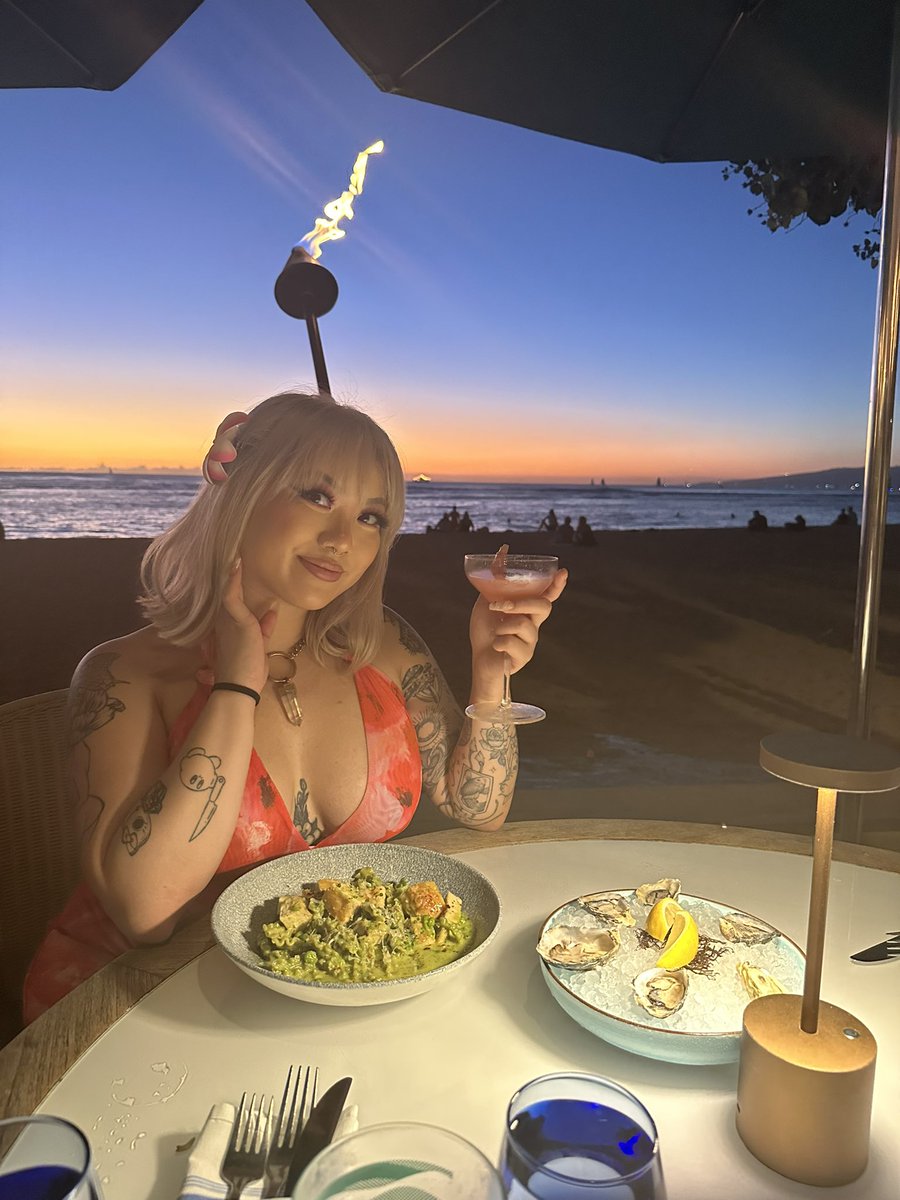 lilvietnamami's tweet photo. POV: I’m your date to a sunset dinner in Hawaii https://t.co/2ZZT94lpDe