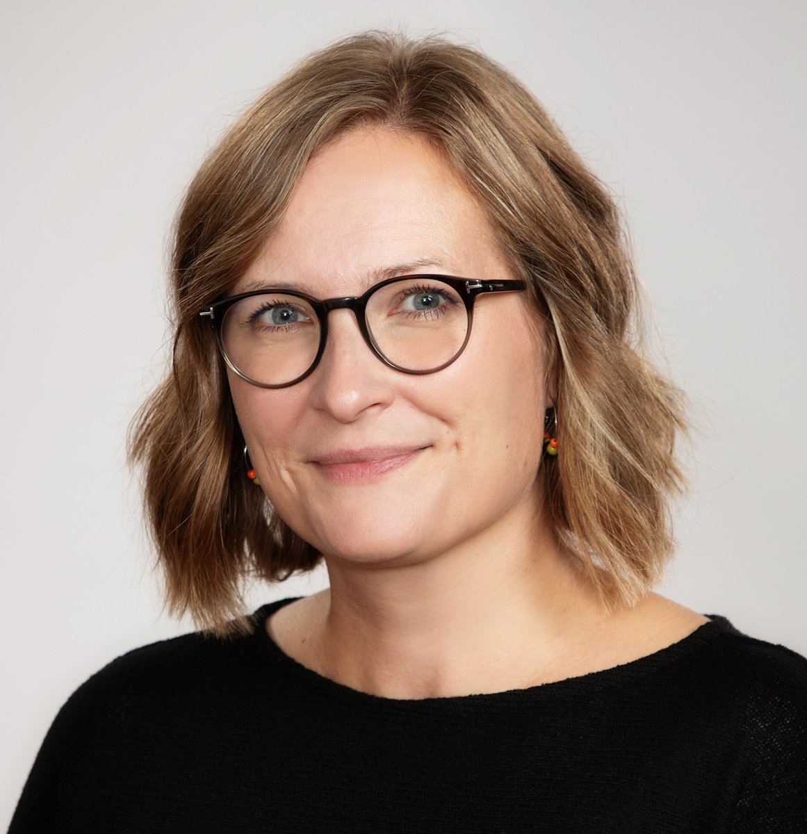 PsM Johanna Lindstedt syventyi tutkimuksessaan isän ja lapsen suhteen rakentumiseen raskausajasta taaperoikään asti. Tutkimus on ensimmäisten joukossa osoittamassa, että myös miehillä on eläviä ja vahvoja mielikuvia lapsesta jo raskausaikana.

utu.fi/fi/ajankohtais…
