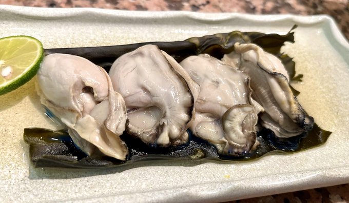 地元の回転寿司チェーン店で、牡蠣の松前焼きが新メニューにあったので注文。
これは家でもやってみよう……🦪 