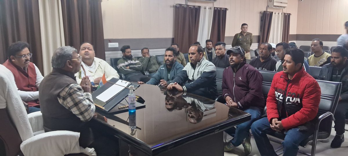 DrAjayKumar67's tweet photo. आज नगर निगम में जनसुनवाई के दौरान जनता की समस्याओं और सुझावों को सुनकर समाधान की ओर ठोस कदम उठाए। आपकी हर समस्या का समाधान हमारी प्रतिबद्धता है।
#drajaysingh #mayorsaharanpur #saharanpur #VoiceOfThePeople
#SolutionOriented
#PublicHearing https://t.co/HBgJG8th5V