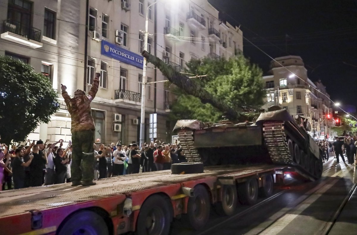 Scenes of rebels sweeping through Syria &amp; taking Damascus are reminiscent of Prigozhin and his Wagnerites cutting through Russian territory. 
Must be chilling for Putin to watch Assad dethroned — probably reminds him of Gaddafi.
How do regimes fall? Gradually, then suddenly.