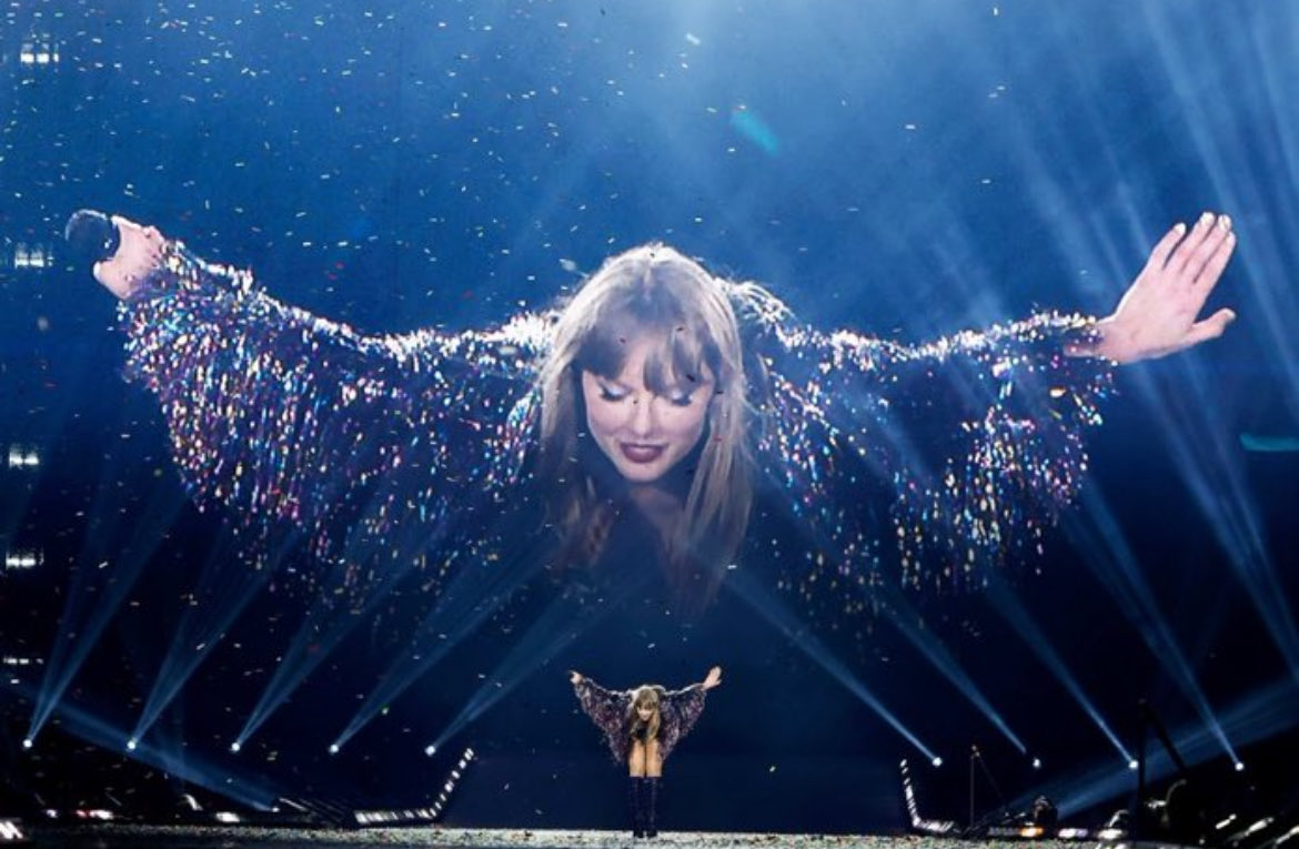 iovemooon's tweet photo. 1 year and 9 months, 10 eras, 15 dancers, 152 sold out stadiums, 51 cities, 5 continents, 517 hours performed, 10.1 MILLION fans in attendance, considered the highest grossing.
tour ever
the end is here, history was made🤍

 #TSTheErasTour #ThankYouTaylor https://t.co/11Y8pMPue4
