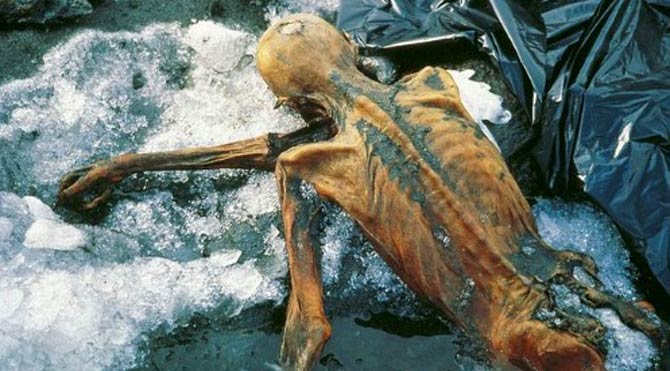 Dondurucu Ötztal Alplerin’ den adını alan Ötzi; günümüze kadar bulunmuş en eski ıslak mumya olma özelliğini taşımaktaydı. Cansız bedeni şiddetli soğuğun ve yüksekliğin etkisiyle doğal yollardan günümüze kadar bozulmadan kendini koruyabilmişti.