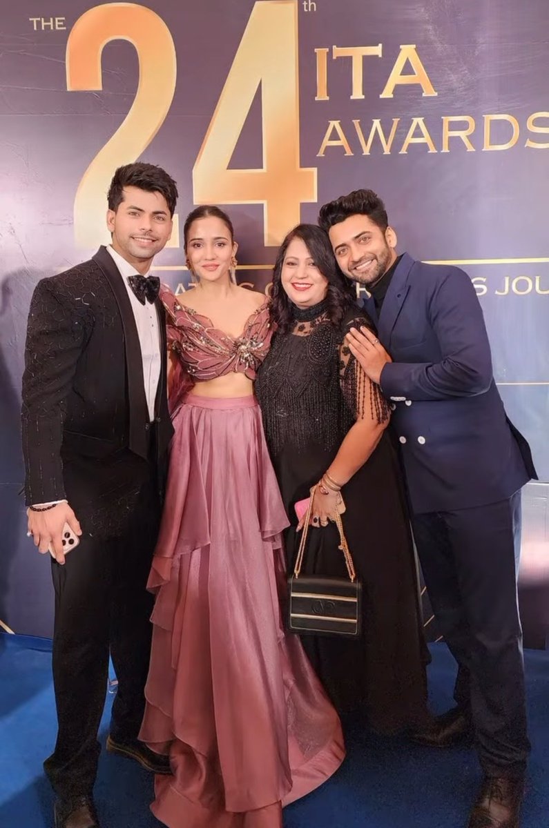 I just love his bond with vibha aunty alott!❤️

SUMEDH ROCKS ITA 2024
#SumedhMudgalkar