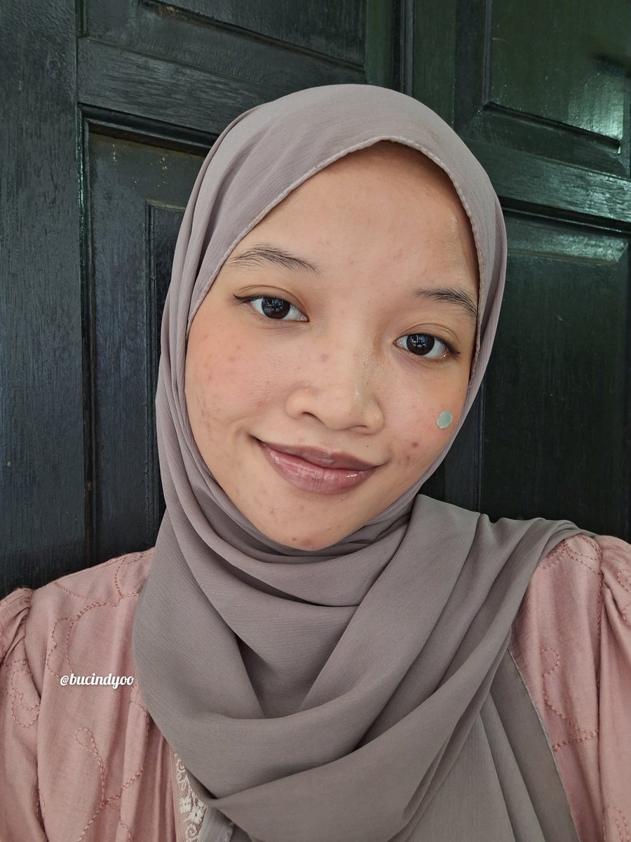 bucindyoo's tweet photo. Tinted sunscreen yg lagi suka bgt aku pake 😍💜
pergi2 tp pengen simpel sat set pake sunscreen udh kaya pake complexion tinggal pake lippies, blush on cakep bgt ini! https://t.co/PaVySjNSlv