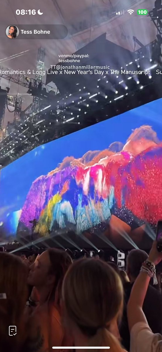 repswiftversion's tweet image. Tellement d’émotions à 8h00 du matin #VancouverTSTheErasTour 😭