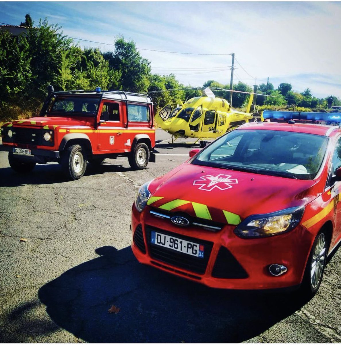 PompiersHerault's tweet photo. #Accident|| #Laroque Les sapeurs-#Pompiers de l’Hérault interviennent direction Saint Bauzille de Putois pour un #AVP impliquant une VL seule Une victime 
grièvement blessée est prise en charge et sera évacuée par le #SinusHélico vers les urgences du @CHU_Montpellier #InfoFlash https://t.co/9L3tX76dyd