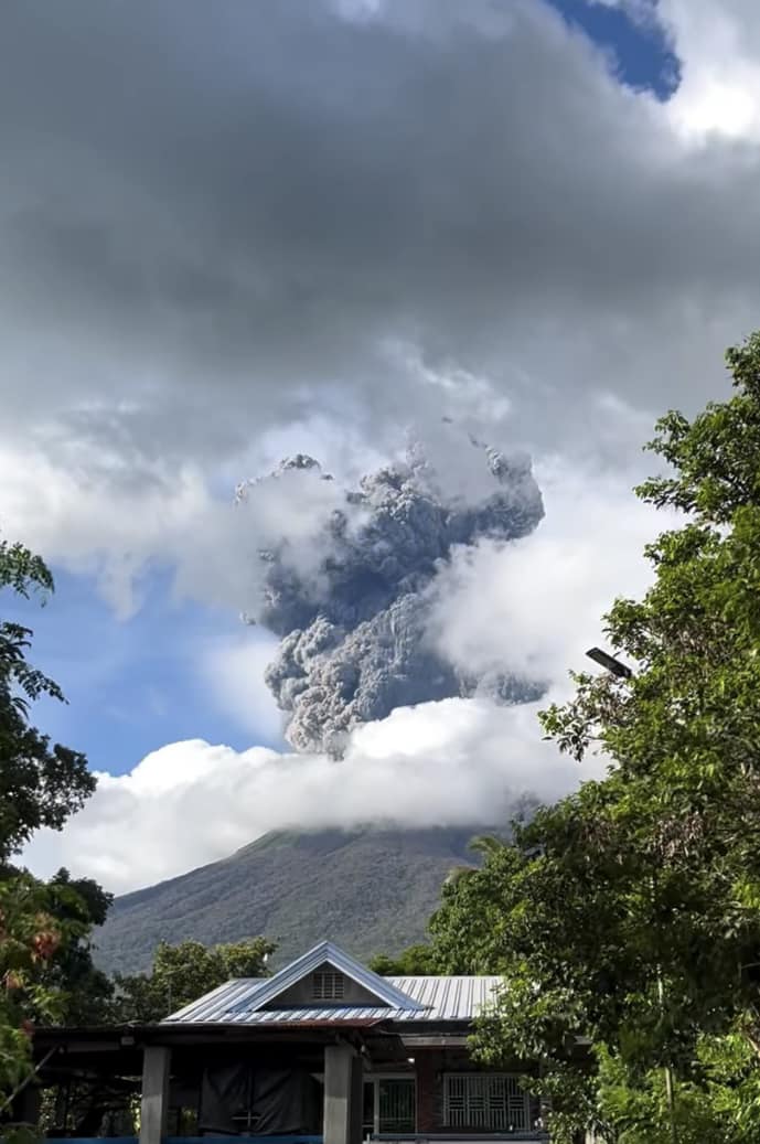 Pumutok ang Kanlaon Volcano sa Negros Island ngayong Lunes, Dec. 9, anunsyo ng #PHIVOLCS. #News5 | The Freeman/Paula Facebook