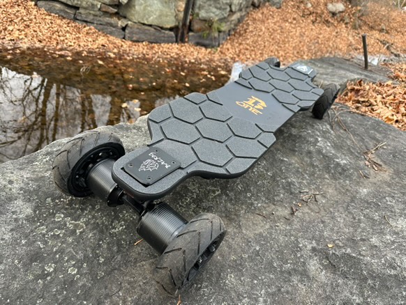 boneeboard's tweet photo. This direct drive electric skateboard can take you 20 miles/35km on a single ride https://t.co/Gp8hw5AeFc