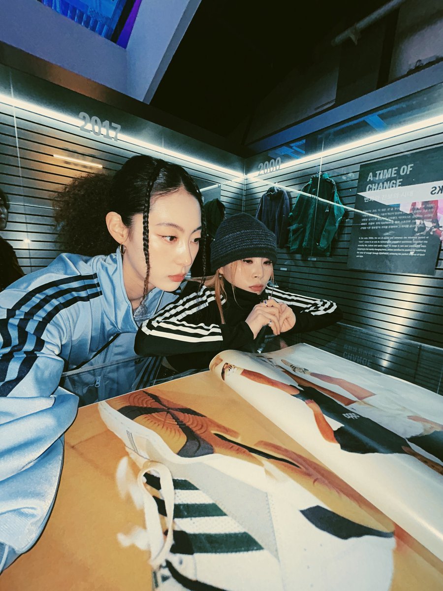 아주 귀여운 커플 일상 마냥 찍은 첫눈챌 ..
레전드 커플느낌 주는 연하의 생선 계획 ..
또 한번 서로의 피지컬 차이를 상기시켜주는 딱붙샷 ..
정말 미친것 같아 …