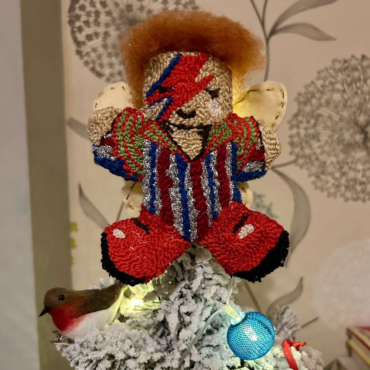 lmclea2's tweet photo. Finished just in time for Christmas, my punch needle Gingerbread Man/Angel David Bowie is done! 

#punchneedle #punchneedleembroidery #punchneedleart #craft #hobby #embroiderythread #wool #yarn #treetopper #davidbowie #bowie #angel #gingerbreadman #christmasdecoration https://t.co/IM4GA4v7VL