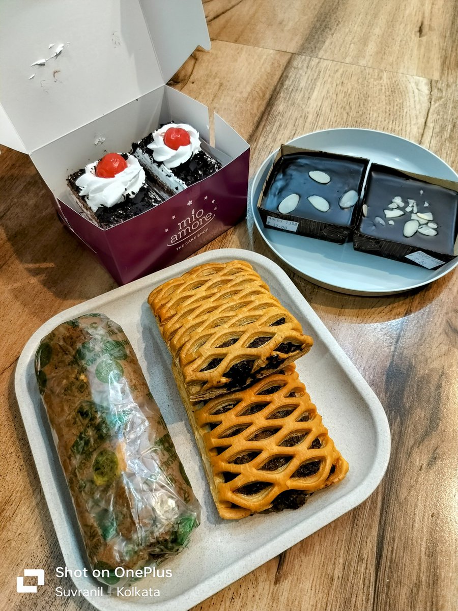 SuvranilSinghaC's tweet photo. It's Mio Amore's special day today! Time to indulge in some delicious savouries & pastries! 🥐🍰
#MioAmore #32ndbirthday https://t.co/wqi5xBQU1a