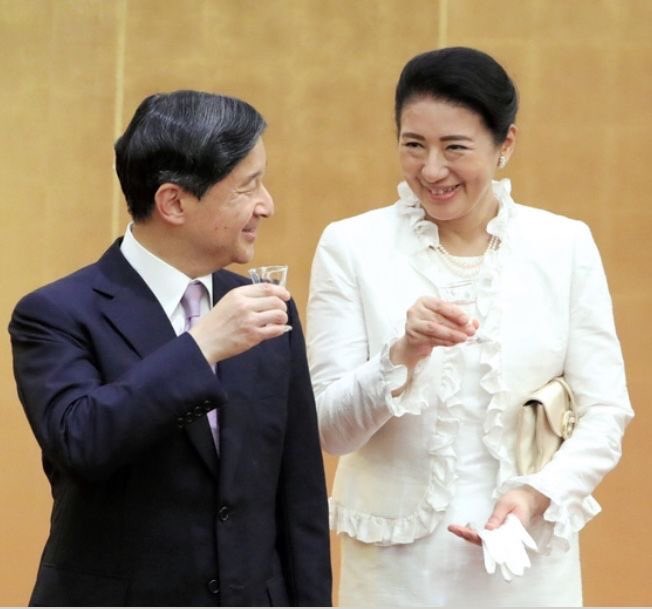 Eris37241081's tweet photo. あれだけ辛い思いされても常に笑顔を絶やさず
天皇陛下と見つめ合って笑えるってお幸せでしょうね🥰
そんなお二人を見ると癒されます🥰
上皇上皇后も見つめ合う画像少ないような🙄
秋篠宮家にはないな🤭
#皇后陛下お誕生日おめでとう御座います https://t.co/qnCQZwNP3F