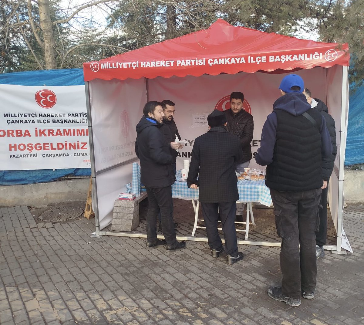 serkandamarmhp's tweet photo. Çankaya ilçe başkanlığımızca başlatmış olduğumuz çorba ikramımız Beşevler metro durağı önünde devam etmektedir.

İçimiz ısınsın, birliğimiz daim olsun.

#hareketinbereketicankaya https://t.co/wWKRF4IfGC