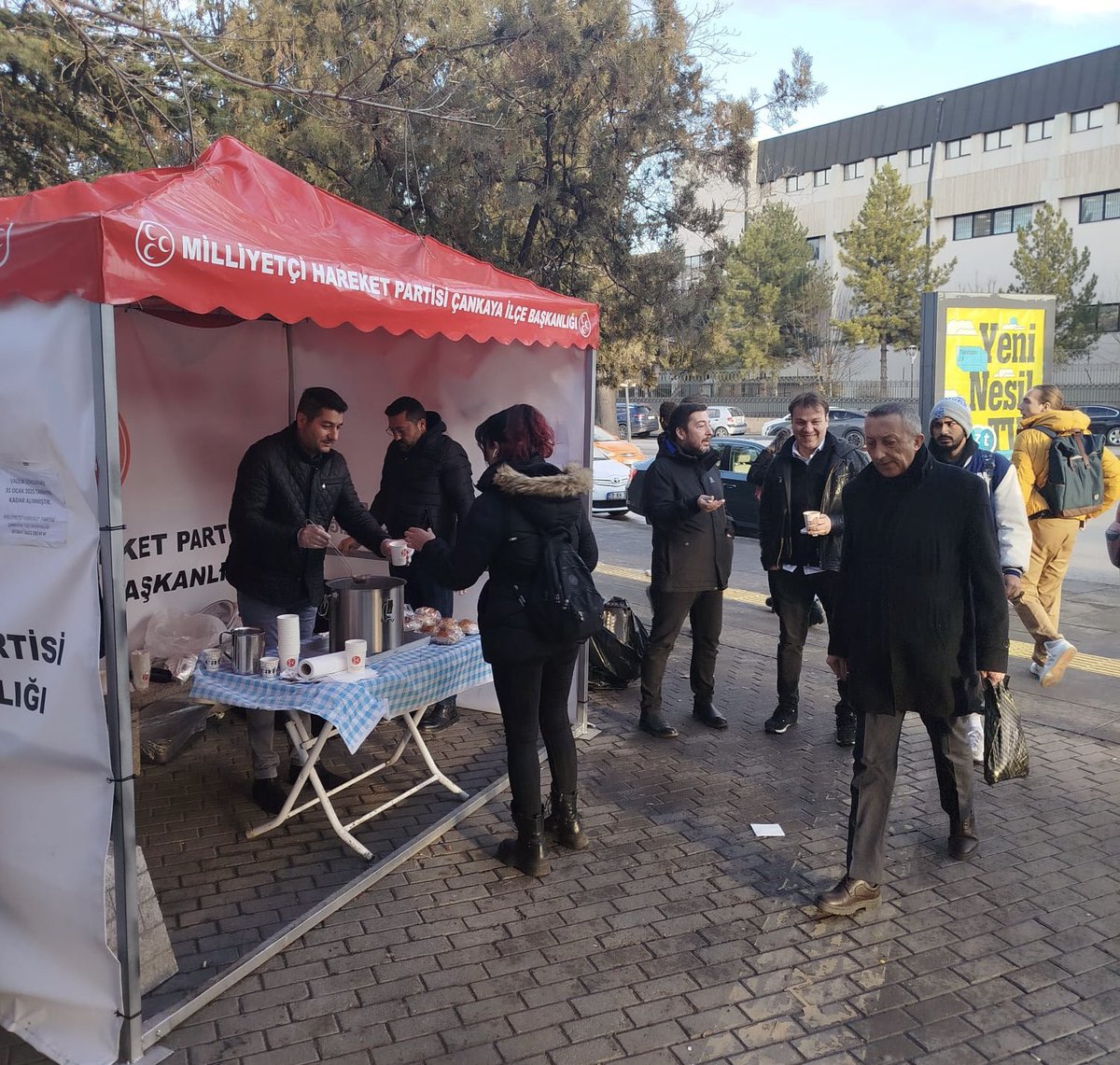 serkandamarmhp's tweet photo. Çankaya ilçe başkanlığımızca başlatmış olduğumuz çorba ikramımız Beşevler metro durağı önünde devam etmektedir.

İçimiz ısınsın, birliğimiz daim olsun.

#hareketinbereketicankaya https://t.co/wWKRF4IfGC