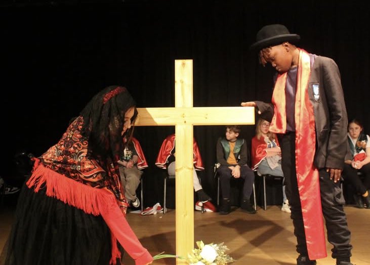 The_OaksAcademy's tweet image. Students and staff had a brilliant day in school  rehearsing for &apos;Don&apos;t Be A Scrooge This Christmas&apos;. The students have worked really hard and achieved so much. We are very proud of them for giving up their Saturday. There is still time to get your tickets. #christmasproduction