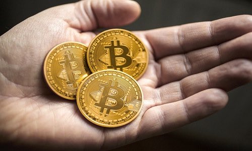 Web3NoahLu's tweet photo. 为了让比特币再次伟大，BTC Lucky 公司提出了比特币去中心化 2.0 的概念。

BTC Lucky CEO Noah 表示：“未来每个人都会拥有一些比特币，而获得比特币的途径只有两种：购买和挖矿。”

普通人不会有那么多钱买比特币，所以挖矿或许是另一种简单可靠的办法。 https://t.co/VPojqUe6L2
