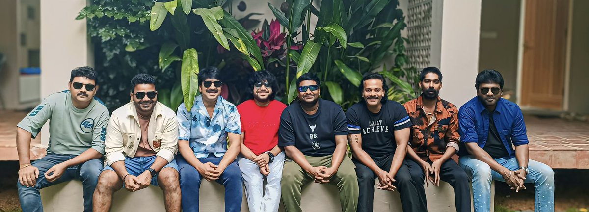 DhanrajOffl's tweet photo. #FlyingcoloursParty 🌈
సరదాగా కాసేపు అందరం అలా కలిసాం 🤩
@Actorysr @VenuYeldandi9 @Satyamrajesh2 #praveen #chitramsrinu #satya #navenneni
#Friendsforever ❣ https://t.co/13iVwWq7vW
