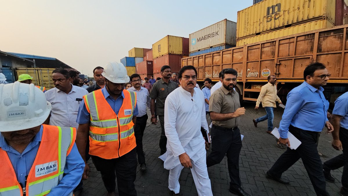 JanaSenaParty's tweet photo. విశాఖ పోర్టులోని కంటైనర్ టెర్మినల్ లో ఆకస్మిక తనిఖీలు నిర్వహించిన ఆంధ్రప్రదేశ్ రాష్ట్ర పౌర సరఫరాల శాఖామాత్యులు శ్రీ @mnadendla గారు, అక్కడ 483 మెట్రిక్ టన్నుల పీడీఎస్ బియ్యం గుర్తించి, వెంటనే వాటిని సీజ్ చేయడం జరిగింది.

#NDAGovernance https://t.co/2wnz0D8dIf