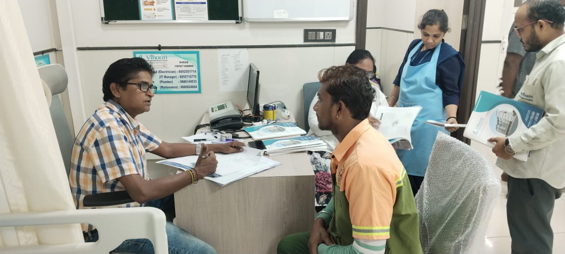 HdmcHubliDwd's tweet photo. ಸ್ಚಚ್ಛ ಹಾಗೂ ಸುಂದರ ಅವಳಿ ನಗರ ನಿರ್ಮಾಣದಲ್ಲಿ ನಮ್ಮ ಪೌರಕಾರ್ಮಿಕರ ಶ್ರಮ, ನಿಷ್ಠೆ, ಪ್ರಾಮಾಣಿಕತೆ ಎಂದಿಗೂ ಅಚಲ!
ಇಂತಹ ಪೌರಕಾರ್ಮಿಕರ ಆರೋಗ್ಯ ರಕ್ಷಣೆಯ ಜವಾಬ್ದಾರಿಯನ್ನು ಪಾಲಿಕೆಯು ಯಶಸ್ವಿಯಾಗಿ ನಿಭಾಯಿಸುತ್ತಿದೆ!
#Hubballi #Dharwad #hdmc #civilworkers https://t.co/AEdQ1hHQzE