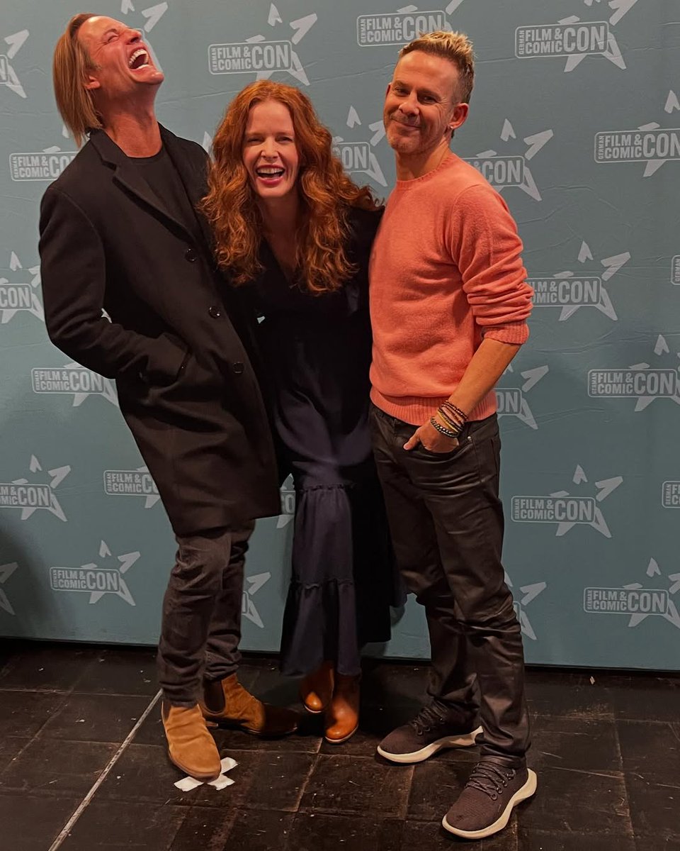 soyemajuarez's tweet photo. Charlotte, Sawyer y Charlie juntos una vez mรกs. #Lost tuvo su mini reuniรณn en la #GermanComicCon con el encuentro de Rebecca Mader, Josh Holloway y Dominic Monaghan. https://t.co/09jXCIuJfv