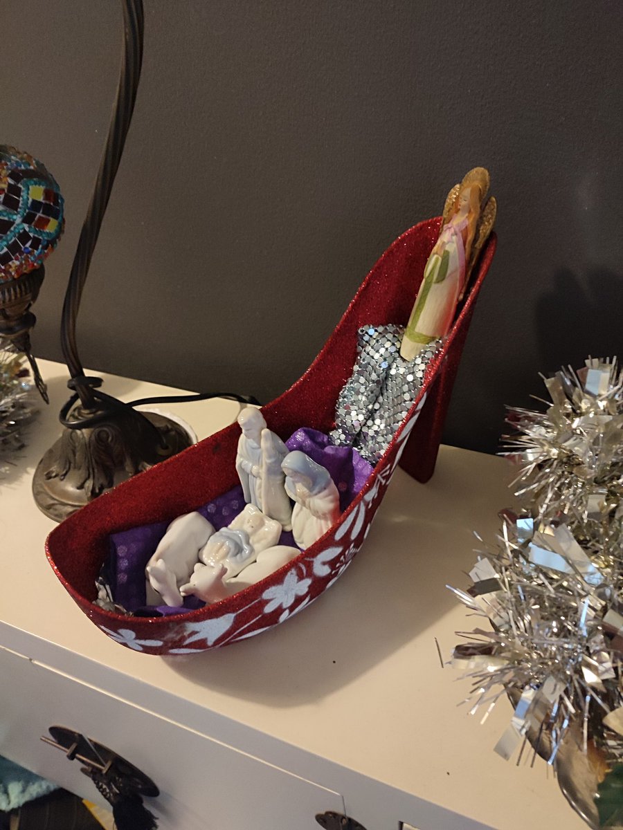 Dhunhd's tweet photo. Podemos ver lo fashion que es el belén de casa de mi madre??? 
#Belen #fashion https://t.co/NUcTTLsHAg