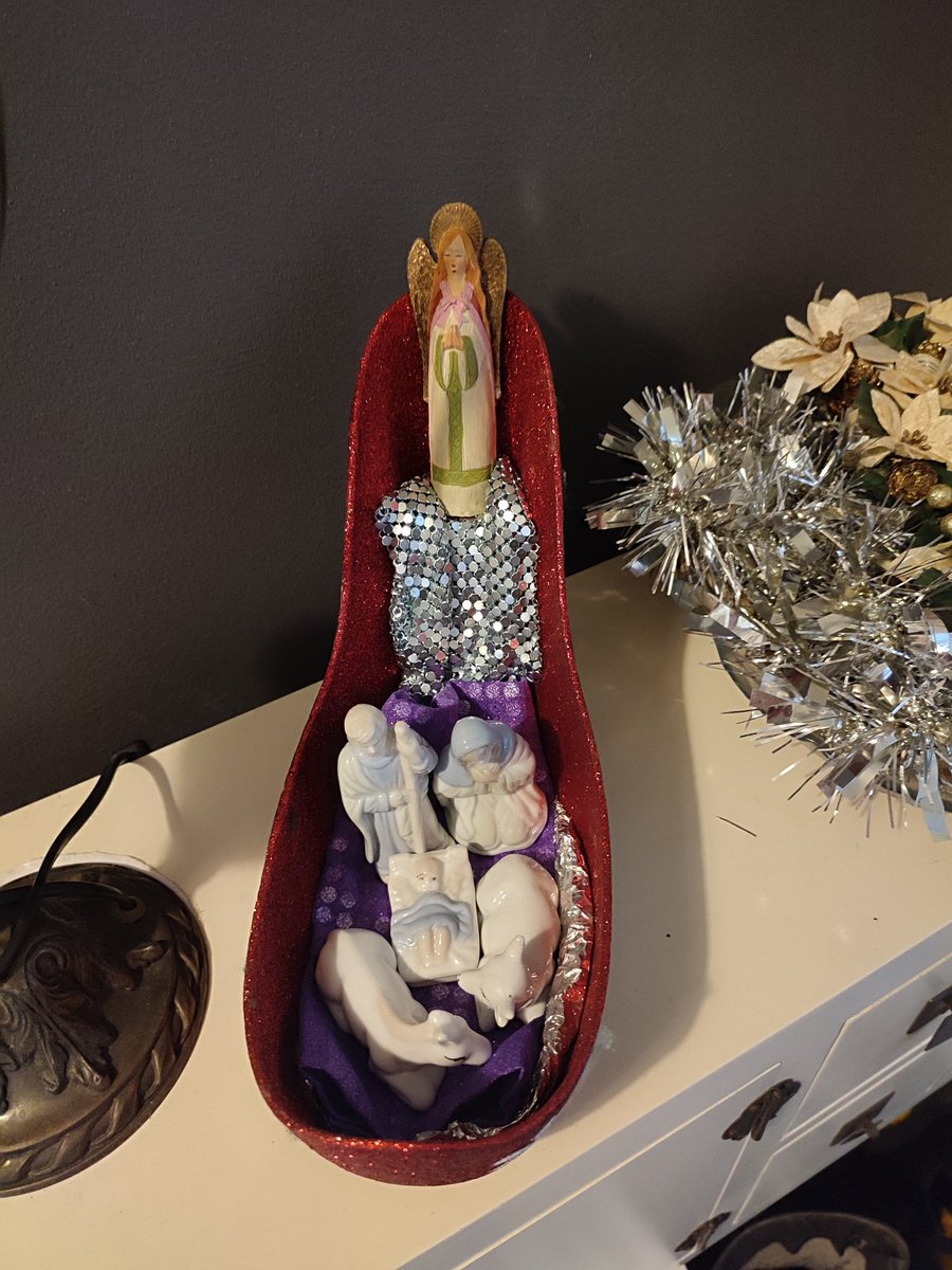 Dhunhd's tweet photo. Podemos ver lo fashion que es el belén de casa de mi madre??? 
#Belen #fashion https://t.co/NUcTTLsHAg