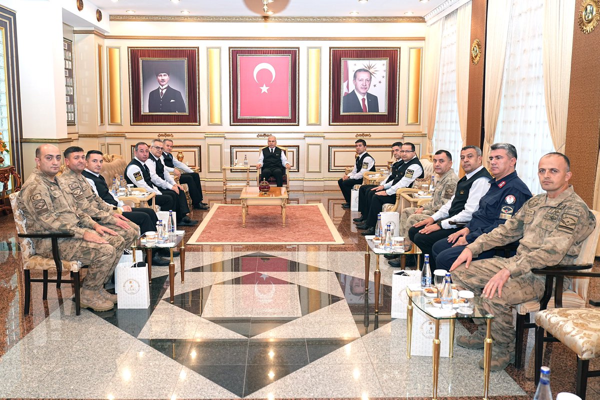 JSGA Başkanımız Tümgeneral Şakir USLU, 09 Aralık Uzman Jandarmalar Günü münasebetiyle, JSGA Başkanlığında görev yapan Uzman Jandarmanlarımızın günlerini kutlamıştır.