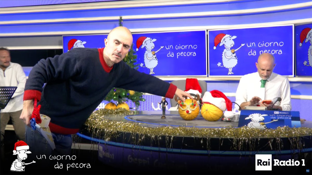 NozzeOro's tweet image. Quando alla radio @Radio1RAI si preoccupano più delle scenografie che di aprire i microfoni, far partire i jingle (magari giusti) senza fare buchi, passare le telefonate, ascoltare i musicisti, premere play per la musica riempitiva prima che esca di classifica, etc… ecco #UGDP