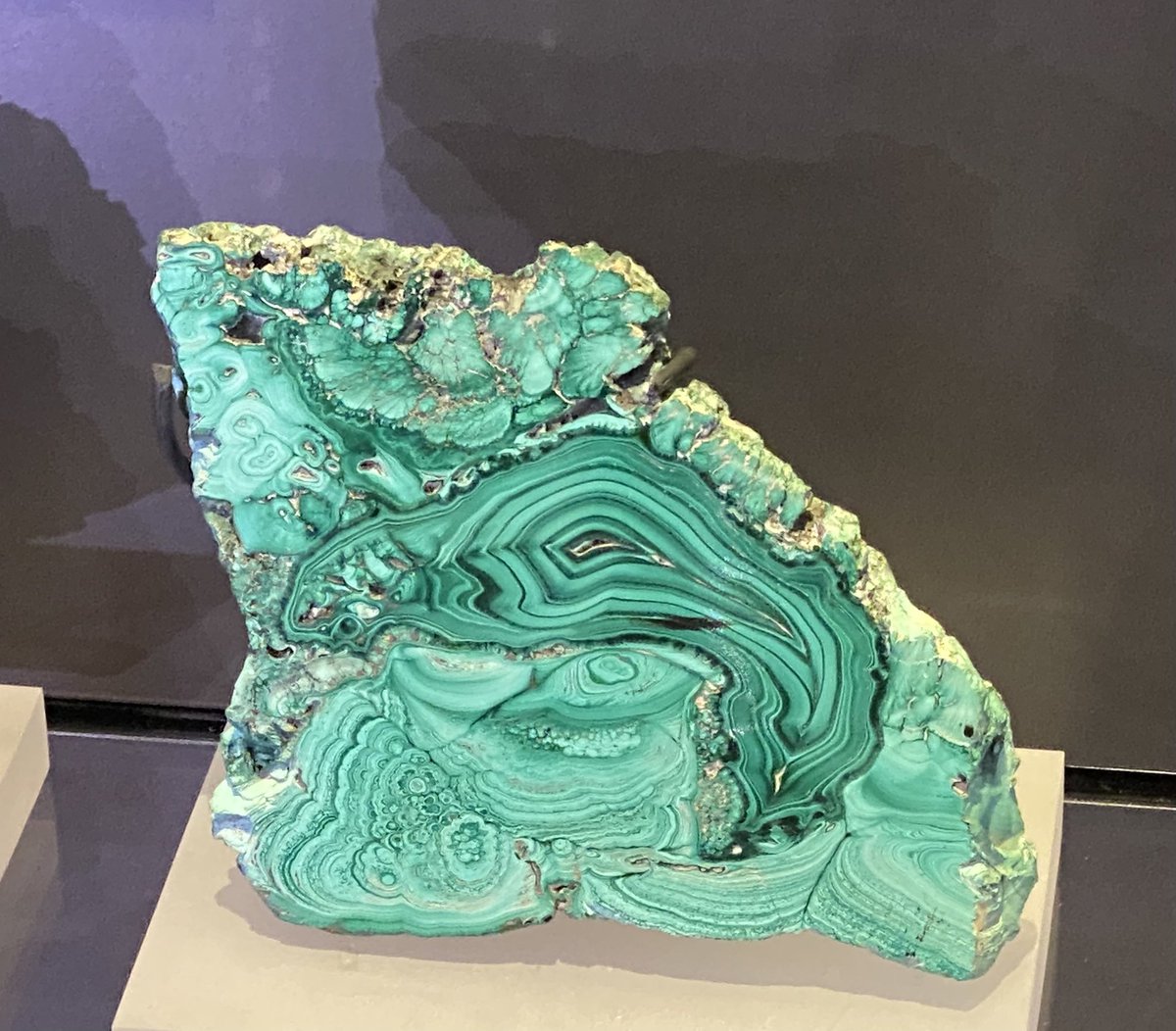 andersonmineral's tweet photo. Malachite, always a crowd pleaser with its gorgeous bright green colour and entrancing banding. #MineralMonday #GeoscienceTwitter https://t.co/tcNlHwvaqe
