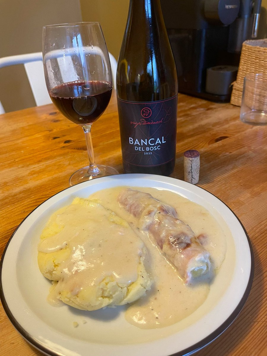 joukesp's tweet photo. #Monday #BaconWrappedLeeks #MornaySauce #PotatoMash
Forget endives and take leeks, forget ham and take bacon. Add a Mornay sauce and put in oven. Simple potato mash to make up a great lunch!
Absolutely great ‘22 Bancal del Bosc by @VinyesDomenech
Great bangs for bucks!
89-91 WBA https://t.co/aLDYZpUlqC